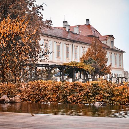 Maxmilian Lifestyle Resort Loučeň Dış mekan fotoğraf
