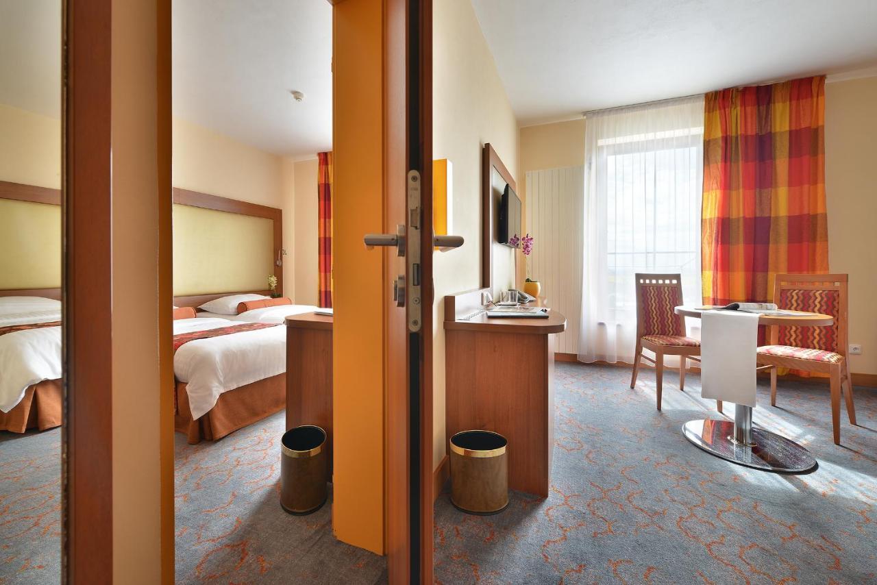 Maxmilian Lifestyle Resort Loučeň Dış mekan fotoğraf