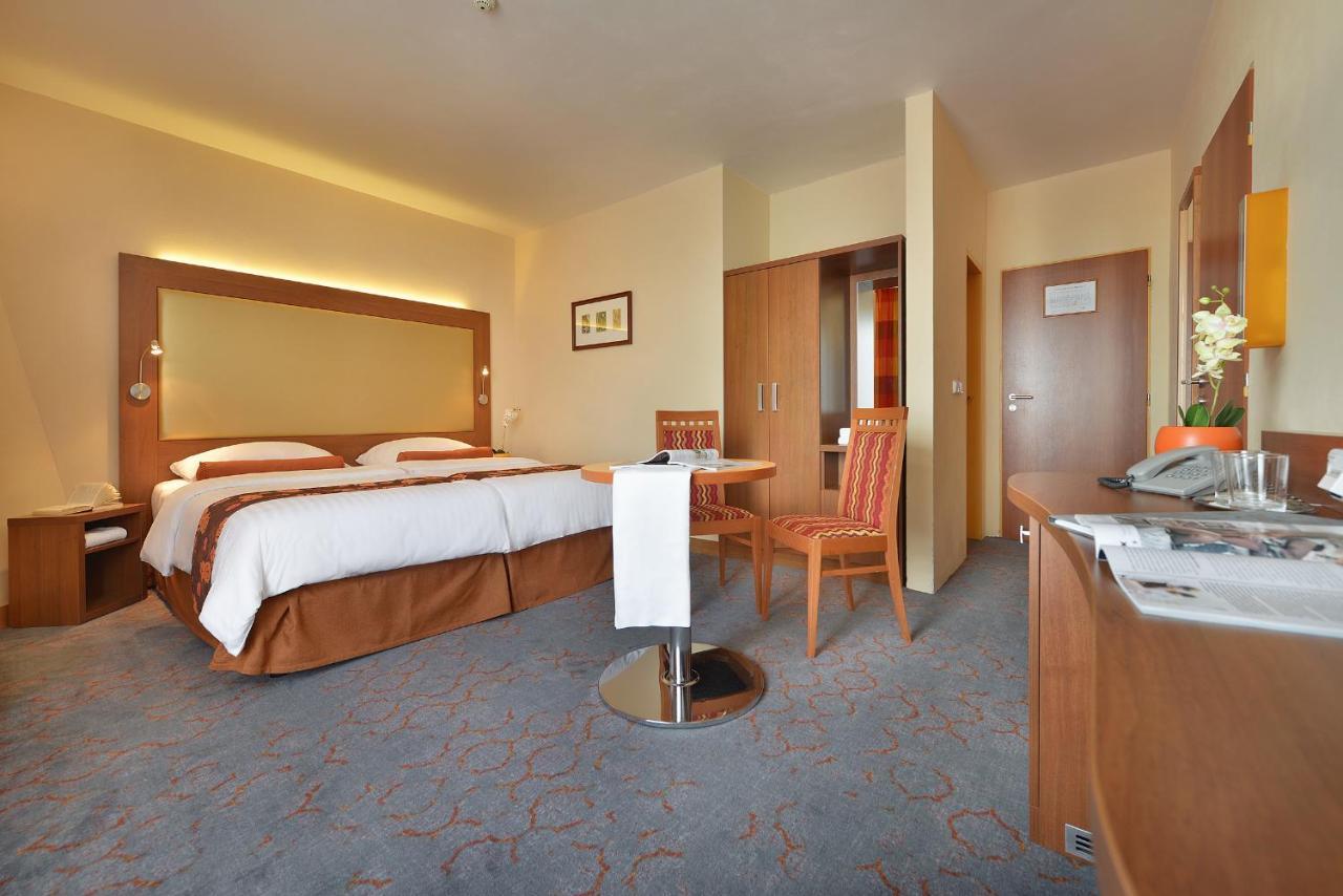Maxmilian Lifestyle Resort Loučeň Dış mekan fotoğraf