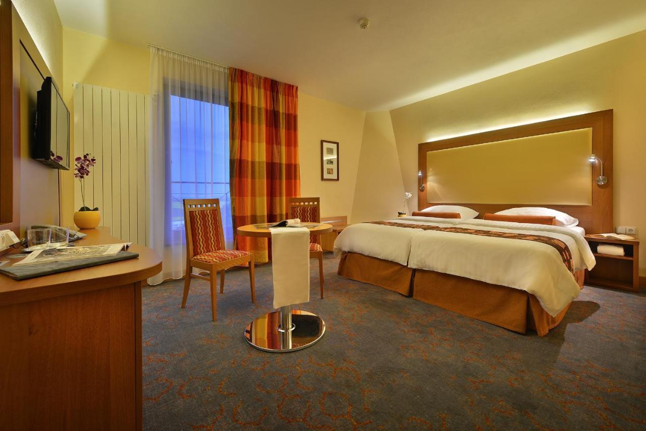 Maxmilian Lifestyle Resort Loučeň Dış mekan fotoğraf