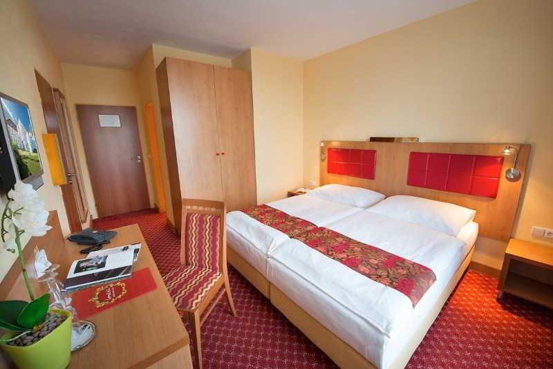 Maxmilian Lifestyle Resort Loučeň Dış mekan fotoğraf