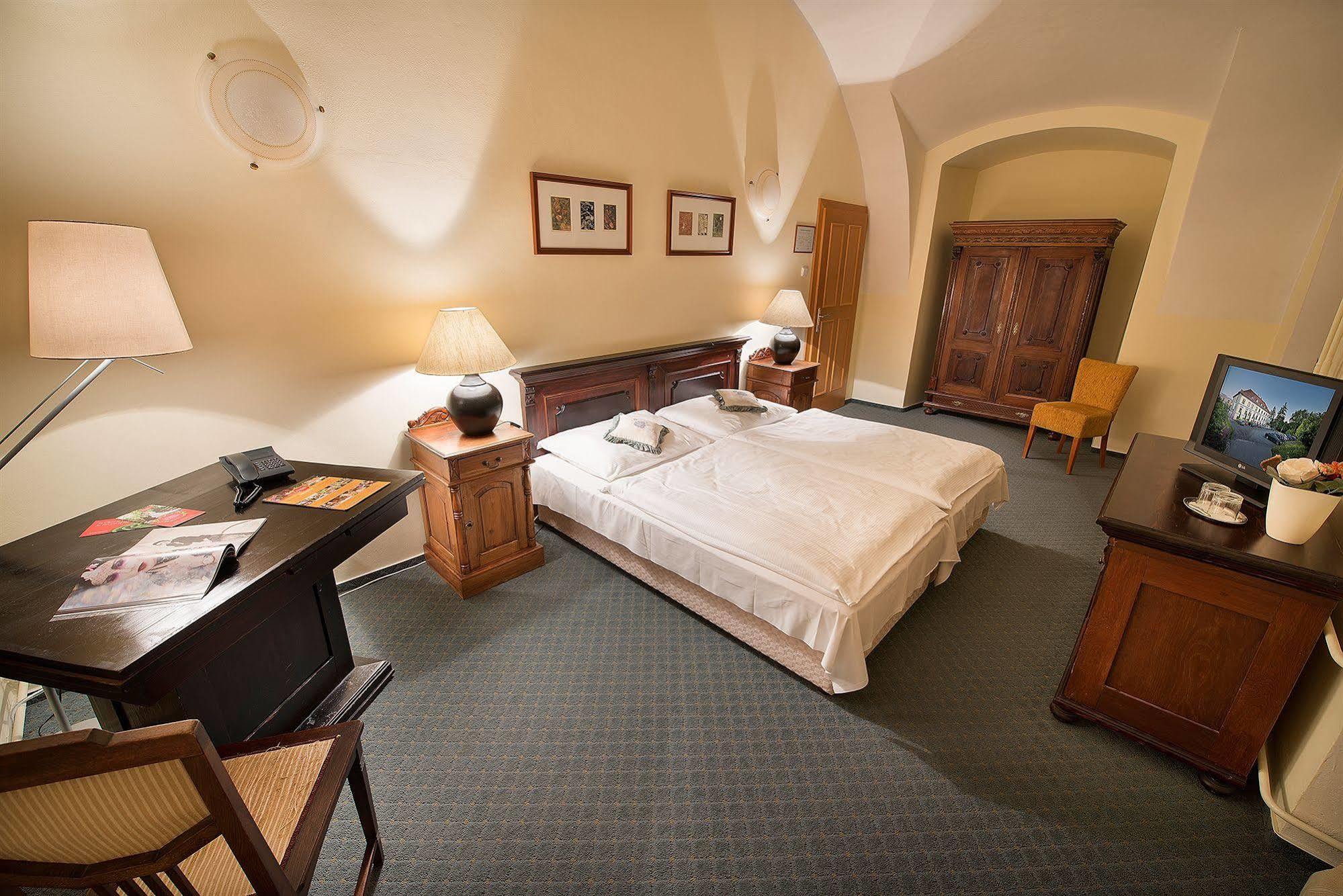 Maxmilian Lifestyle Resort Loučeň Dış mekan fotoğraf