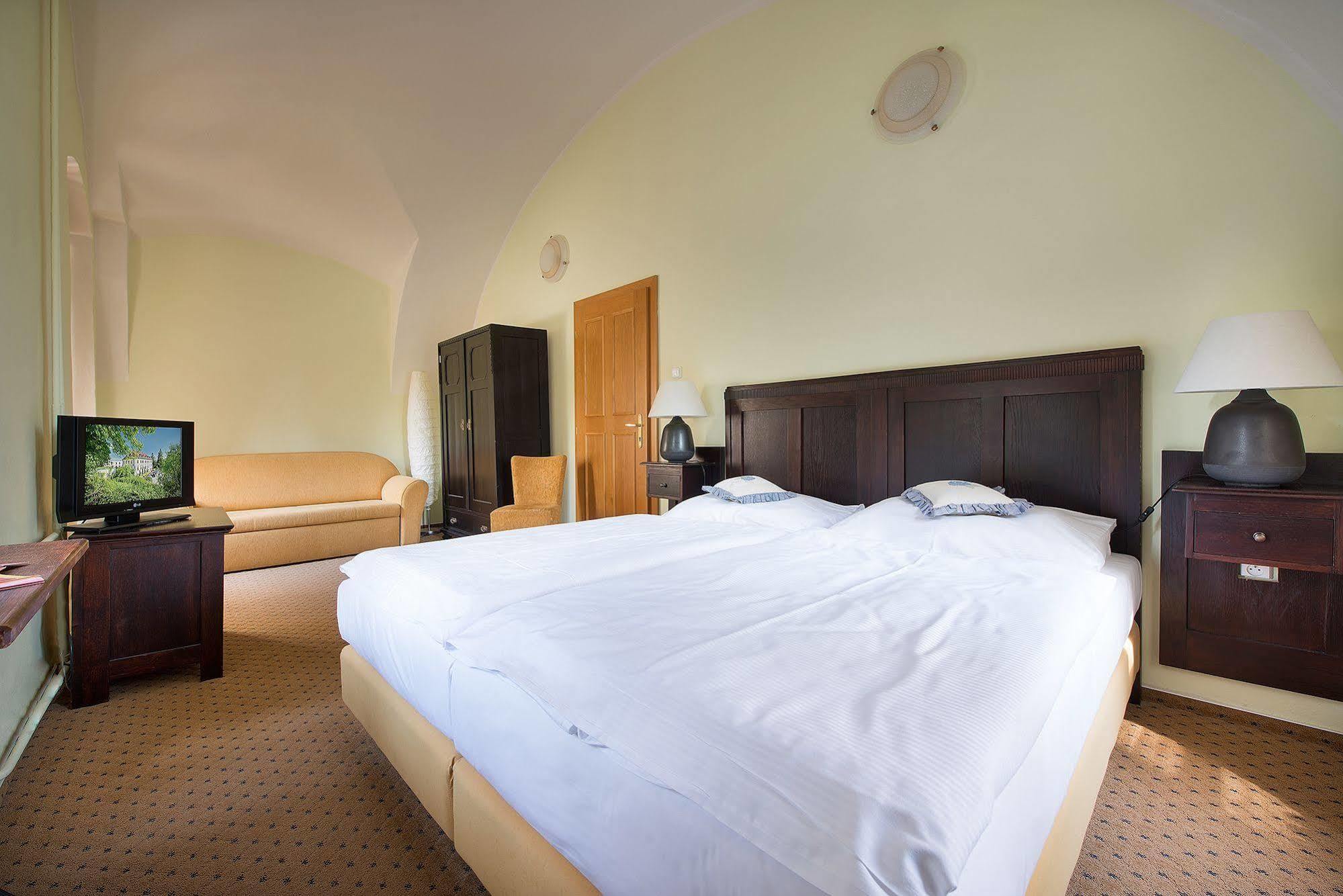 Maxmilian Lifestyle Resort Loučeň Dış mekan fotoğraf