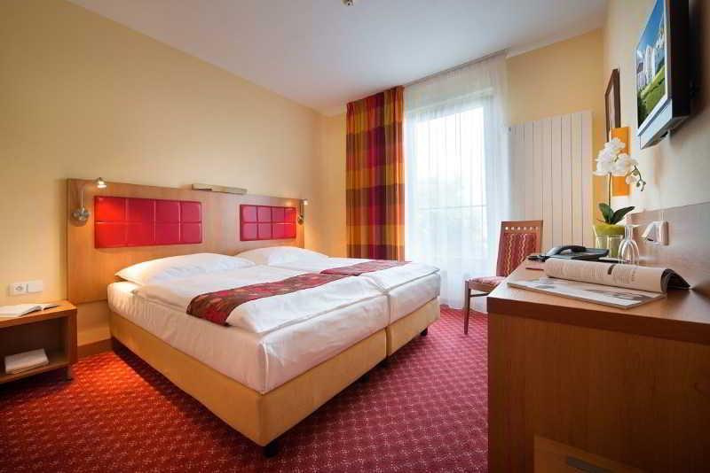 Maxmilian Lifestyle Resort Loučeň Dış mekan fotoğraf