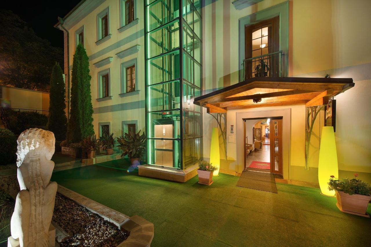 Maxmilian Lifestyle Resort Loučeň Dış mekan fotoğraf